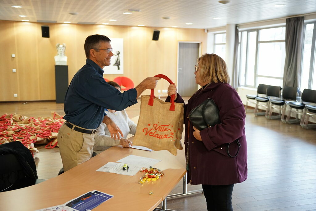 La distribution des colis des seniors se déroulera lundi 9, mardi 10, jeudi 12 et vendredi 13 décembre de 9h à 12h et de 14h à 16h en salle du conseil municipal (rez-de-chaussée de l’Hôtel de Ville).